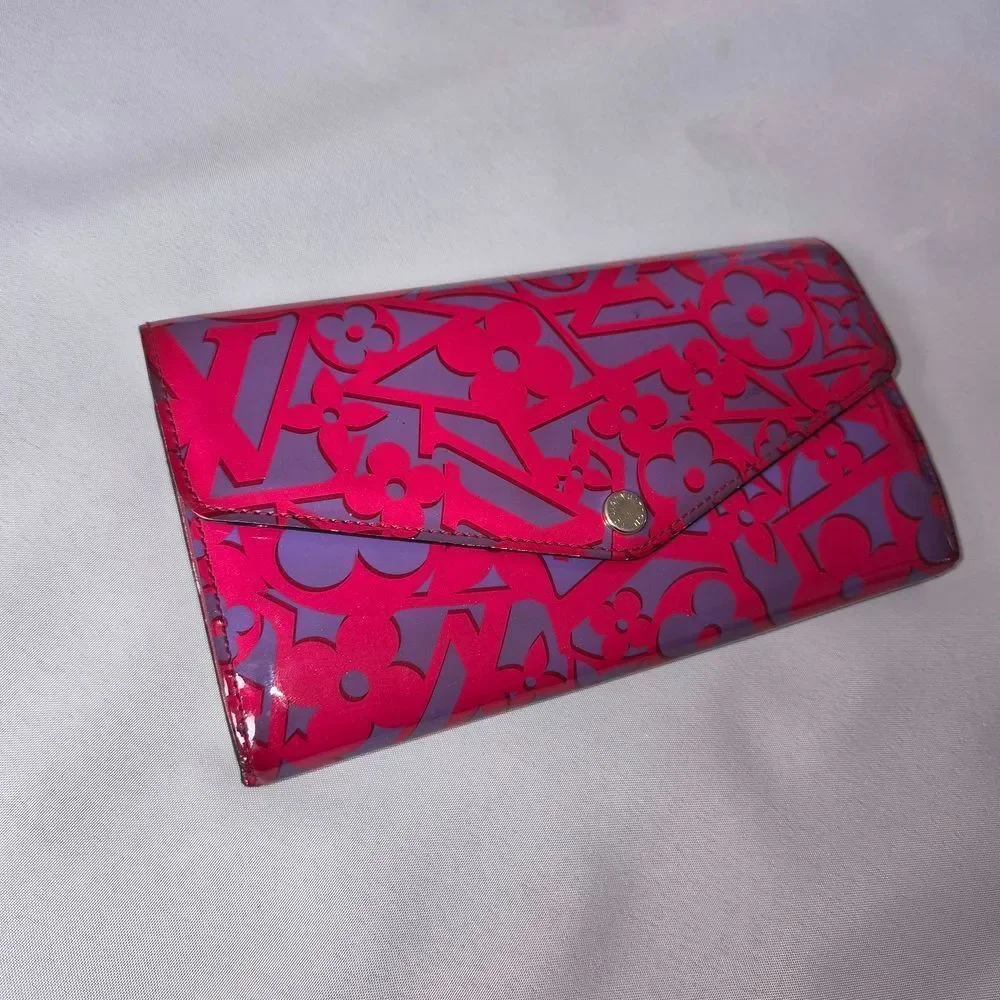 Authentic 🌸 Louis Vuitton Rose Indian Sweet Vernis Wallet